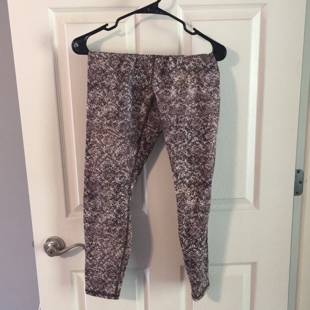 Fabletics snake print leggings. Size large. Worn, small hole in the crotch.